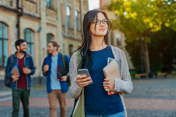 Studentin ueberlegt auf dem Campus