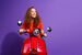 Ca342af7202c8f64557d7c6fbfde607220ba6636 frau auf vespa rot